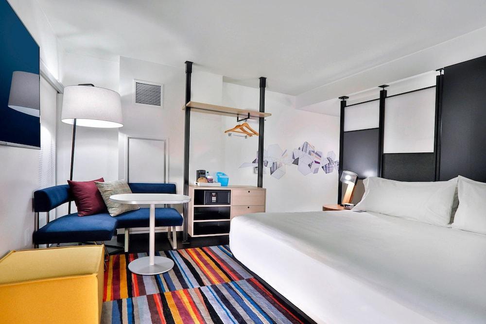 Aloft South Hotel 3*